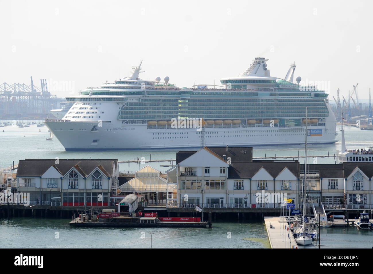 La Royal Caribbean Cruise ship Indépendance de la mer vu à quai de Southampton en Angleterre, Royaume-Uni. Banque D'Images
