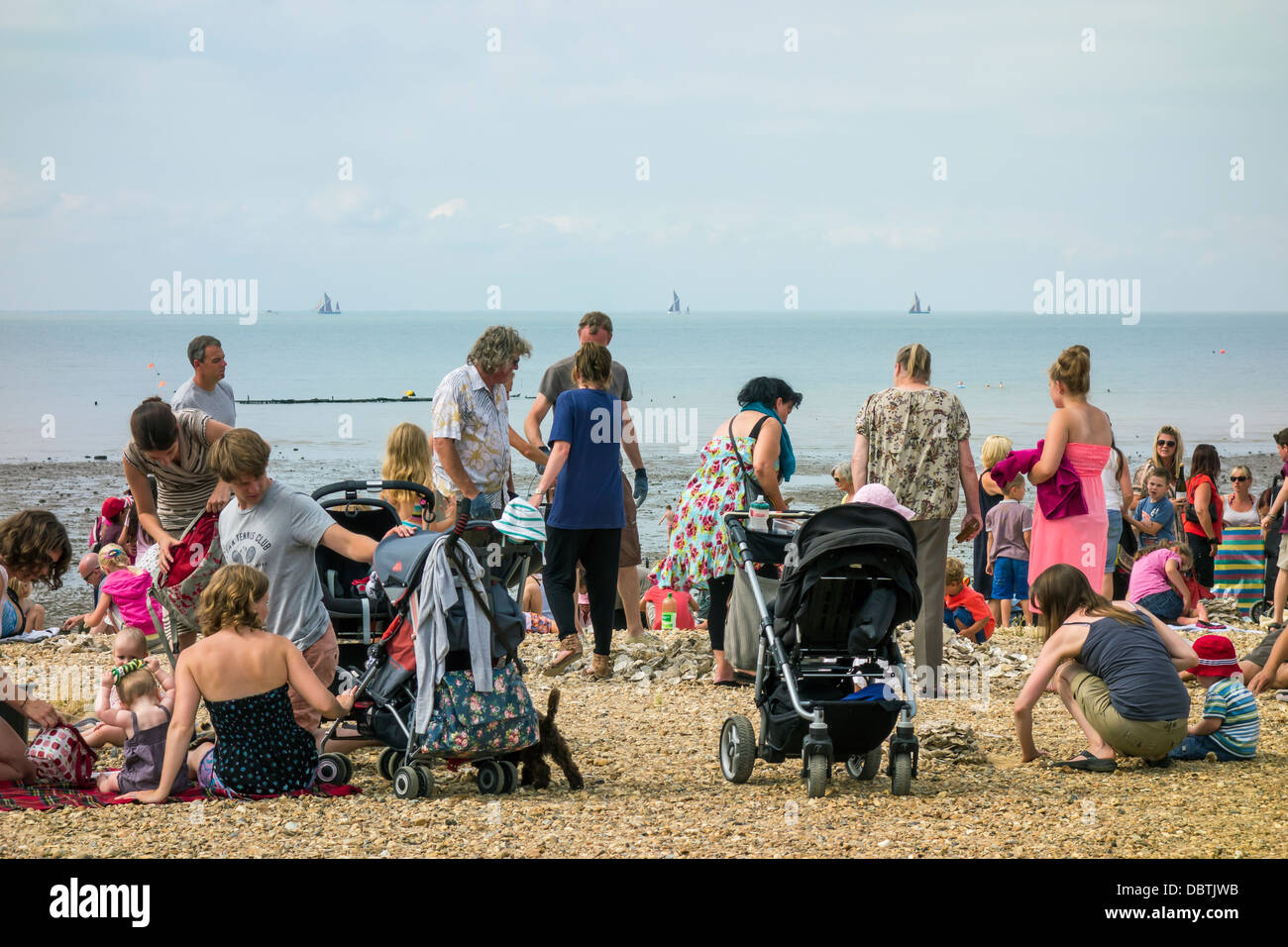 Journée familiale au bord de la mer. Jouer et se détendre sur la plage. Banque D'Images