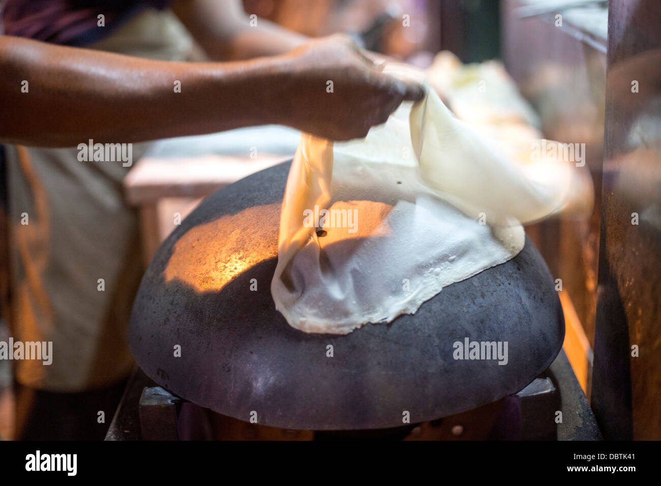 Chefs de l'alimentation de rue faire Paratha Placez le pain plat dosa Banque D'Images