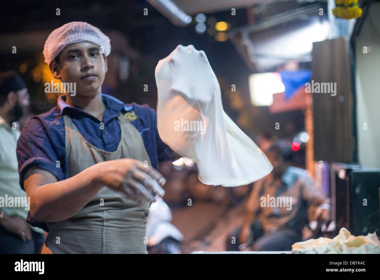 Chefs de l'alimentation de rue faire Paratha Placez le pain plat dosa Banque D'Images
