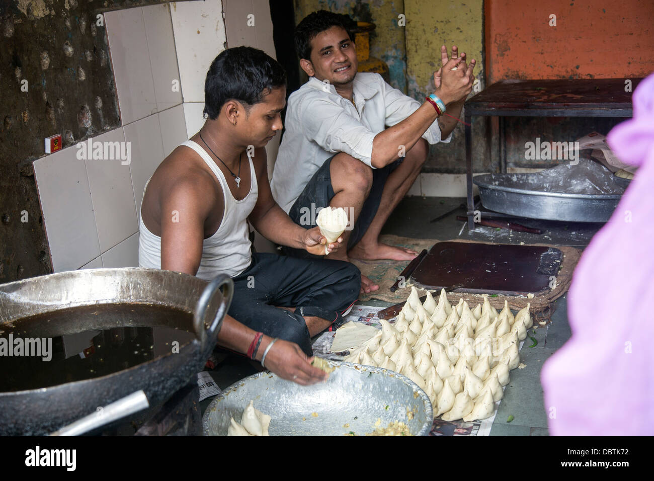 Samosa de cuisson en petit magasin les aliments frits Inde faire Banque D'Images