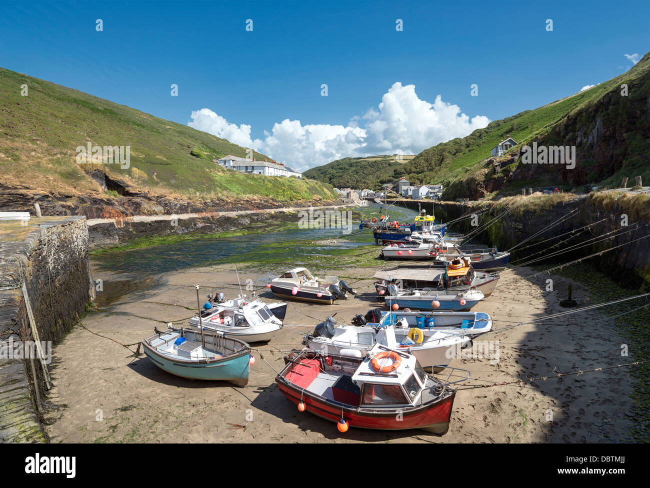 Des bateaux de pêche à marée basse en Boscastle Harbour à Cornwall Banque D'Images