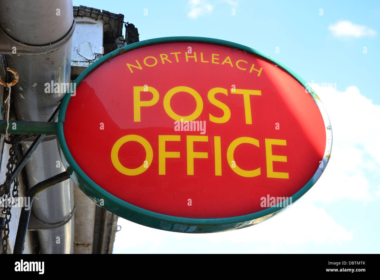 Northleach, signe du bureau de poste Place du marché, Northleach, Cotswolds, Gloucestershire, Angleterre, Royaume-Uni Banque D'Images