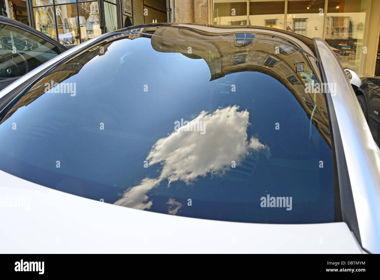 Reflection nuage sur la fenêtre arrière de la voiture, Northleach, Cotswolds, Gloucestershire, Angleterre, Royaume-Uni Banque D'Images
