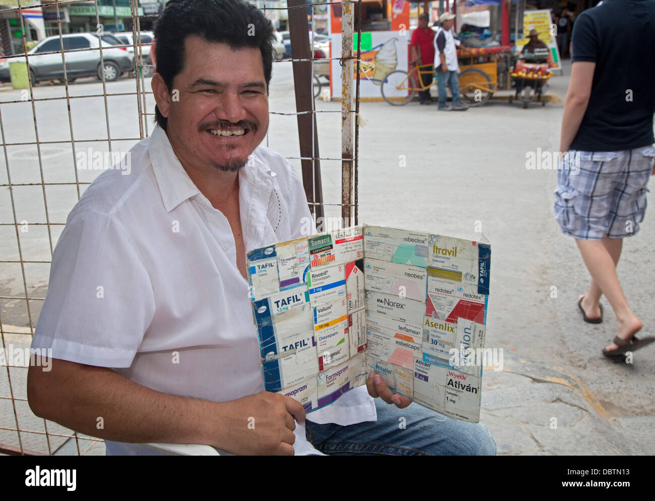 Un homme dans une ville frontalière mexicaine vend des médicaments sur ordonnance aux touristes qui ont franchi la frontière du Texas. Banque D'Images