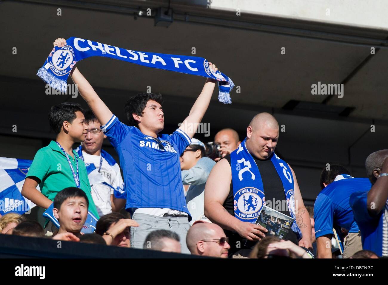 Chelsea fan holds up scarf Banque de photographies et d'images à haute  résolution - Alamy