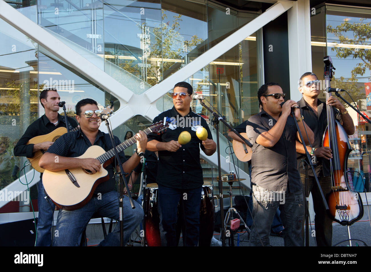 Groupe musical cubain Brisas del Palmar de Santiago de Cuba l'exécution à Vancouver, BC, Canada Banque D'Images