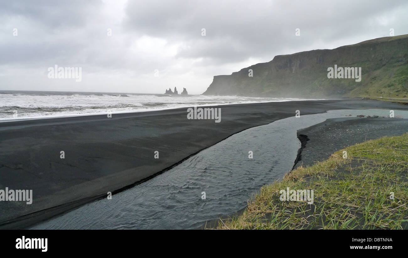 La plage de sable volcanique dans la région de Vik, l'Islande. Banque D'Images