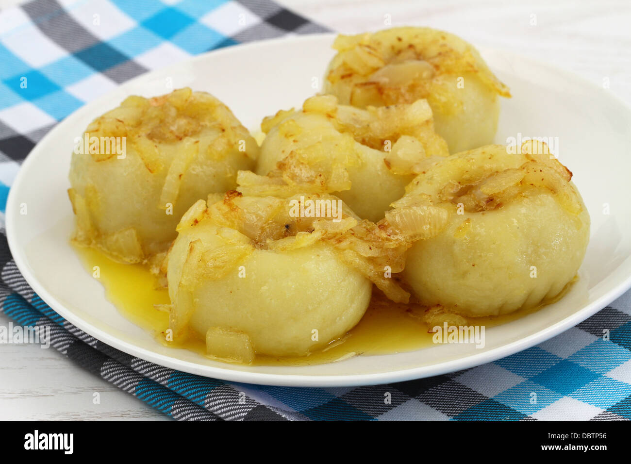 Boulettes de pommes de terre avec des oignons frits, Close up Banque D'Images