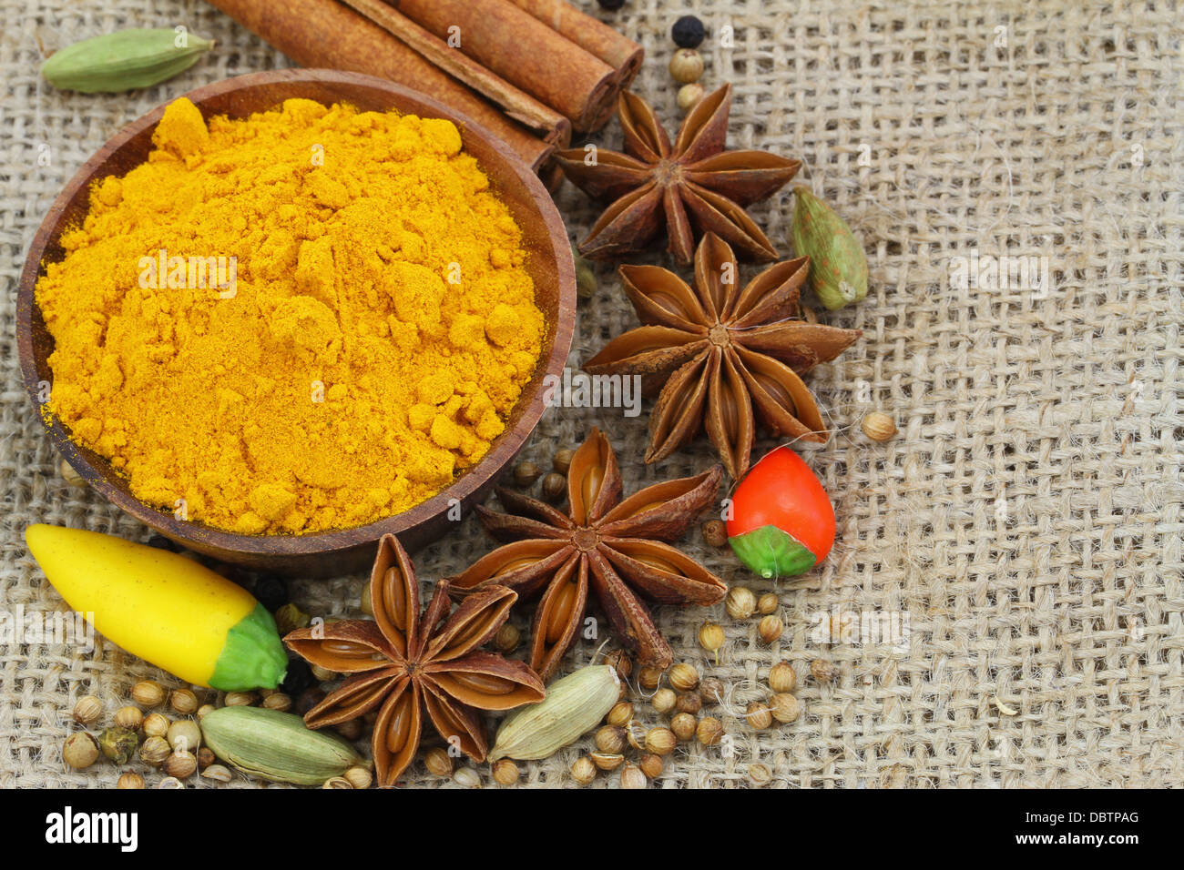 Les épices indiennes et piments frais sur le jute surface avec copie espace Banque D'Images