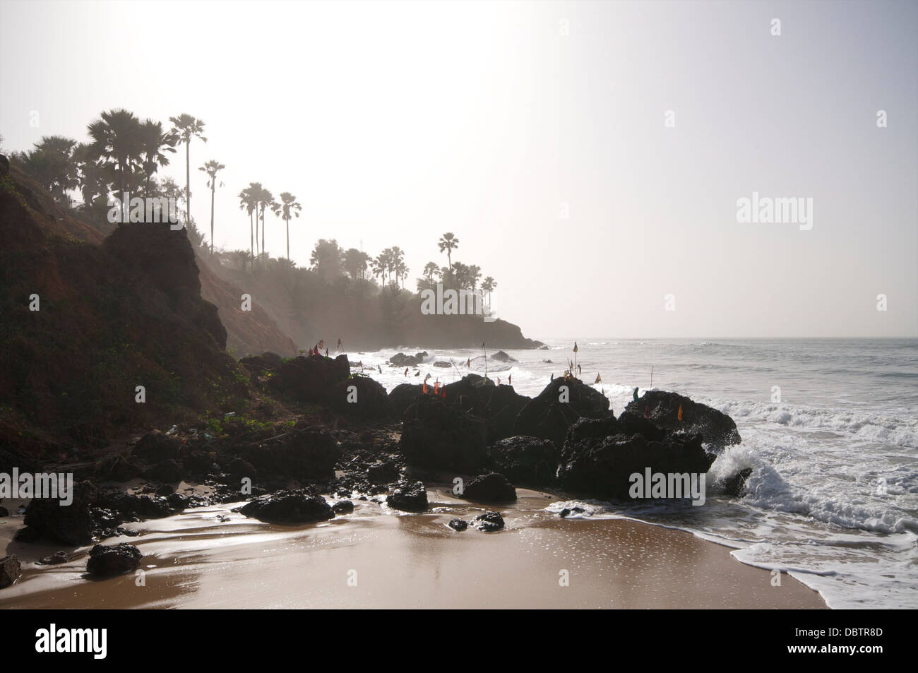 Plage de Ngala Lodge, situé entre les stations balnéaires de Luxor et Fajara, près de Banjul, Gambie, Afrique de l'Ouest, l'Afrique Banque D'Images