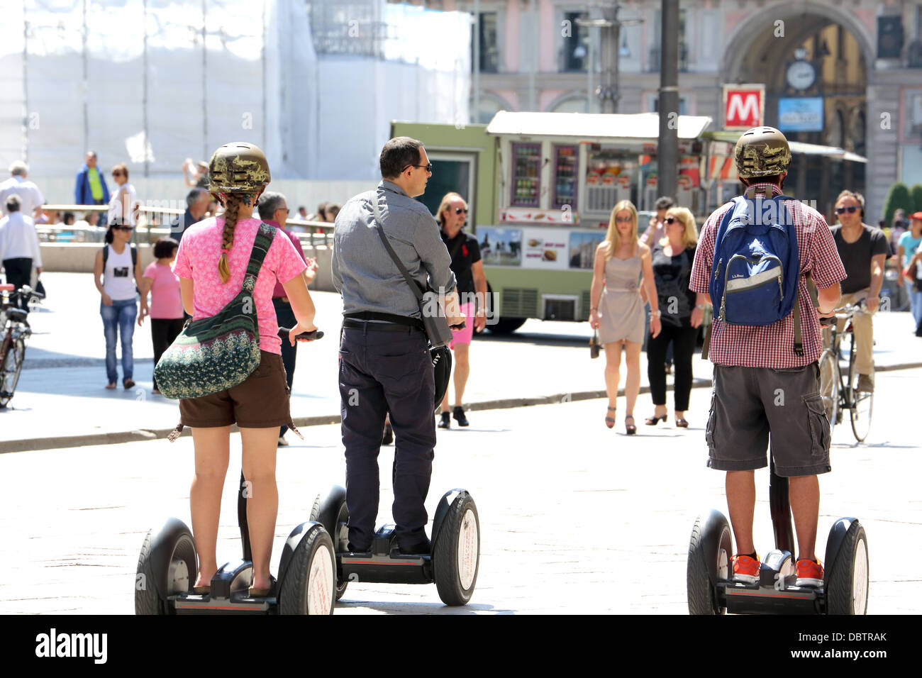 Segways étant monté à Milan Italie Banque D'Images