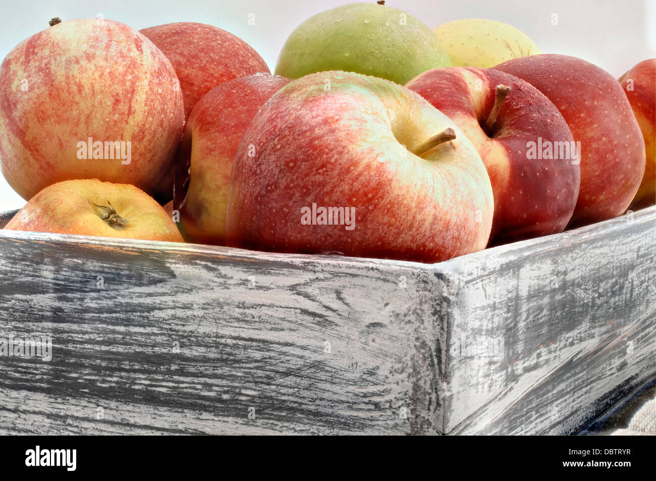 Les pommes fraîches dans une caisse en bois Banque D'Images