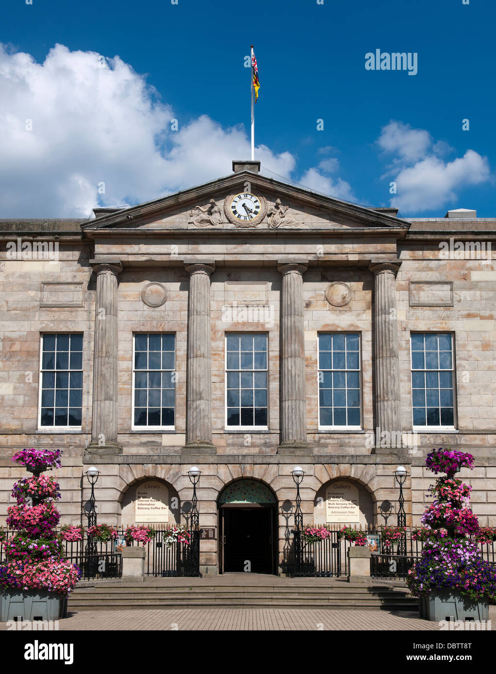 Place du marché, Stafford, montrant l'avant du Shire Hall, Staffordshire, Angleterre, Royaume-Uni. Banque D'Images