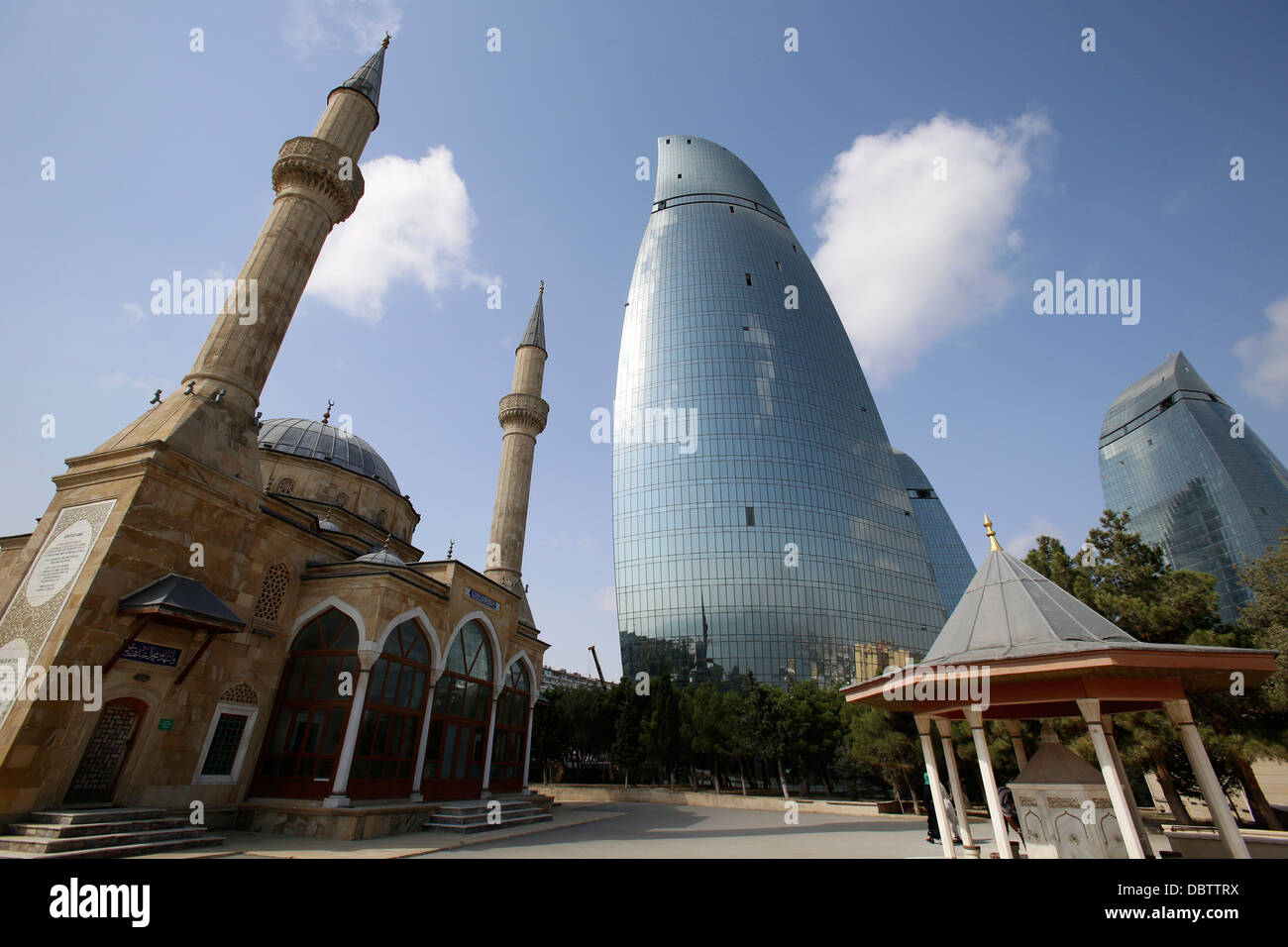 Mosquée Shehidler et la flamme Tours, Bakou, Azerbaïdjan, Asie centrale, Asie Banque D'Images