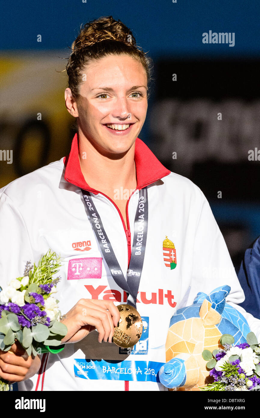 Barcelone, Espagne. Août 4th, 2013 : Hongrie's Katinka Hosszu sourires pour les photographes comme elle présente sa médaille d'or pour le 400m quatre nages individuel aux 15e Championnats du Monde FINA à Barcelone. Credit : matthi/Alamy Live News Banque D'Images