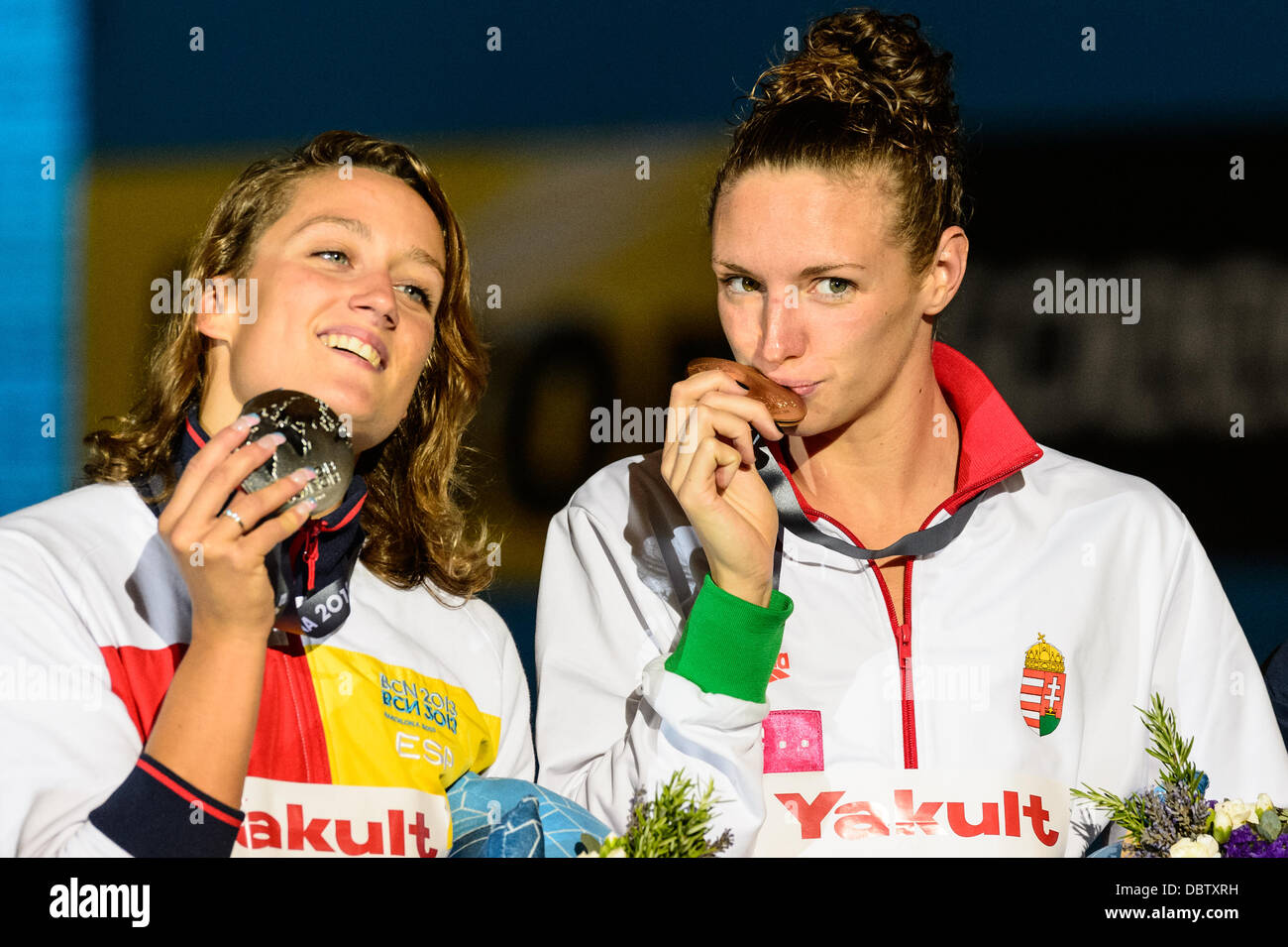 Barcelone, Espagne. Août 4th, 2013 : l'Espagne et la Hongrie Mireia Belmonte Katinka Hosszu posent avec ses médailles pour le 400m quatre nages individuel aux 15e Championnats du Monde FINA à Barcelone. Credit : matthi/Alamy Live News Banque D'Images