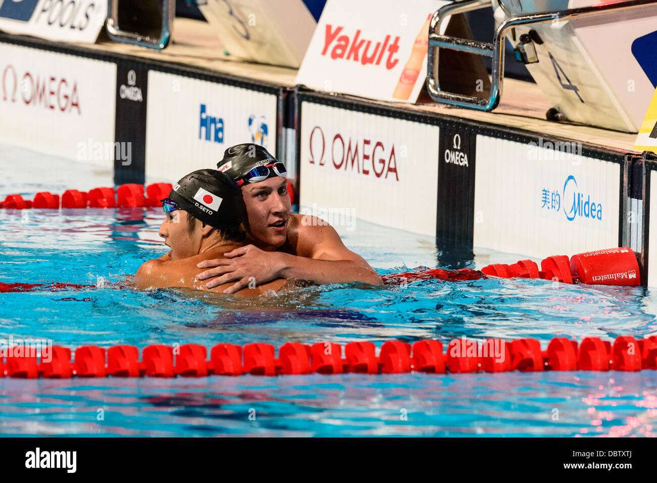 Barcelone, Espagne. Août 4th, 2013 : le Japon reçoit les félicitations de Seto Daiya USA's Chase Kalisz pour sa victoire après le men's 400m quatre nages individuel à la 15e finale des Championnats du Monde FINA à Barcelone. Credit : matthi/Alamy Live News Banque D'Images