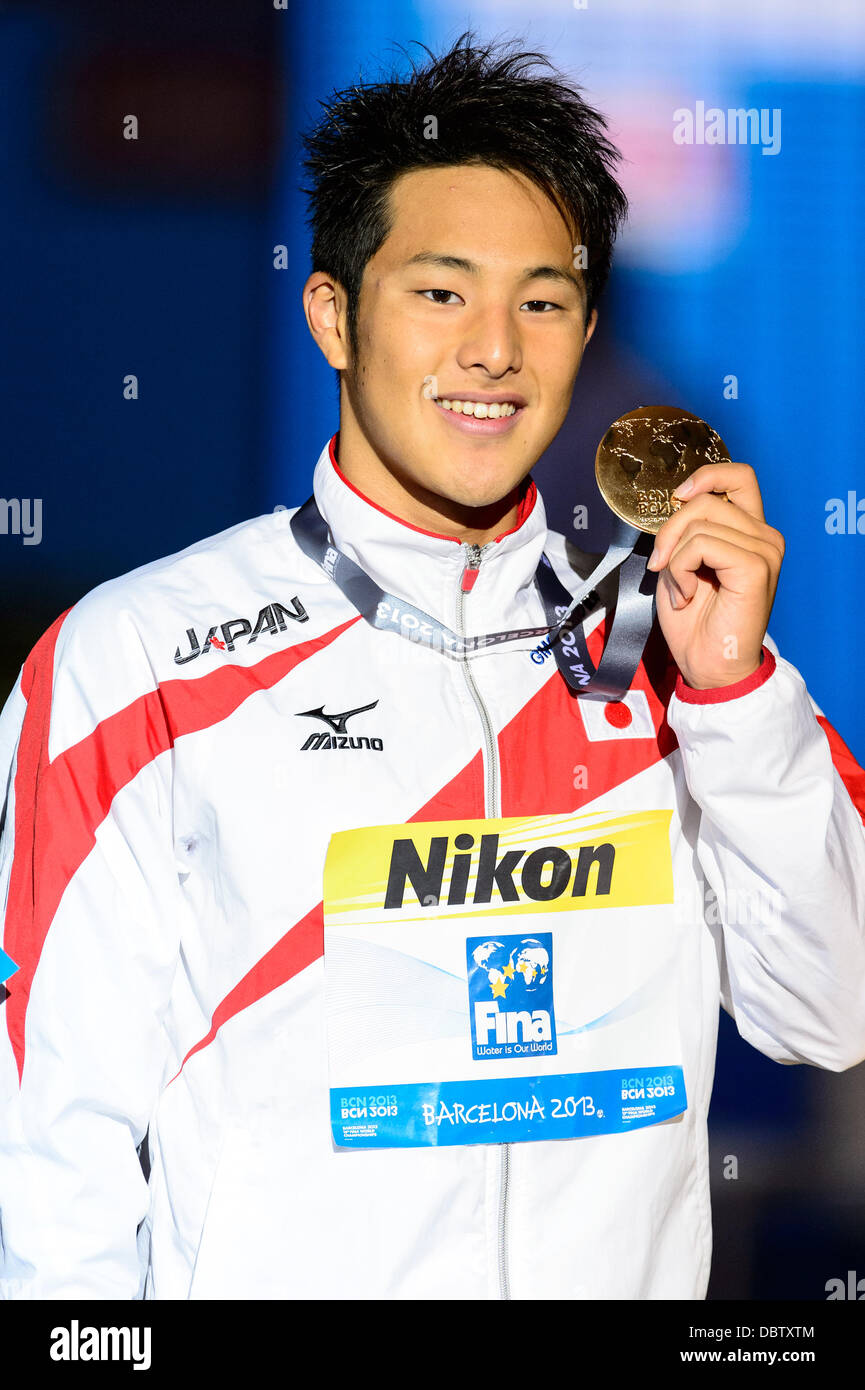 Barcelone, Espagne. Août 4th, 2013 : le Japon Seto Daiya présente sa médaille d'or pour sa victoire après le men's 400m quatre nages individuel à la 15e finale des Championnats du Monde FINA à Barcelone. Credit : matthi/Alamy Live News Banque D'Images