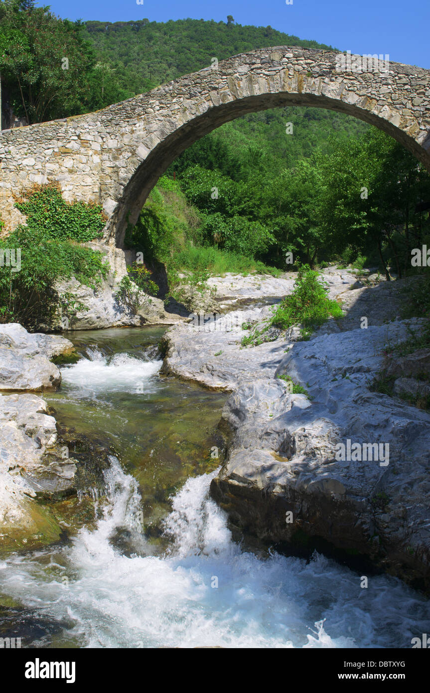 Pont médiéval sur stream adjacent à la vieille ville de Zuccarello, ligurie, italie Banque D'Images