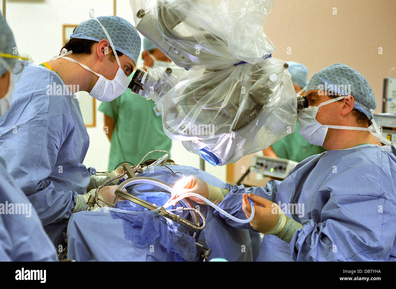 Une opération au cerveau à l'hôpital Derriford de Plymouth, au Royaume-Uni. Banque D'Images