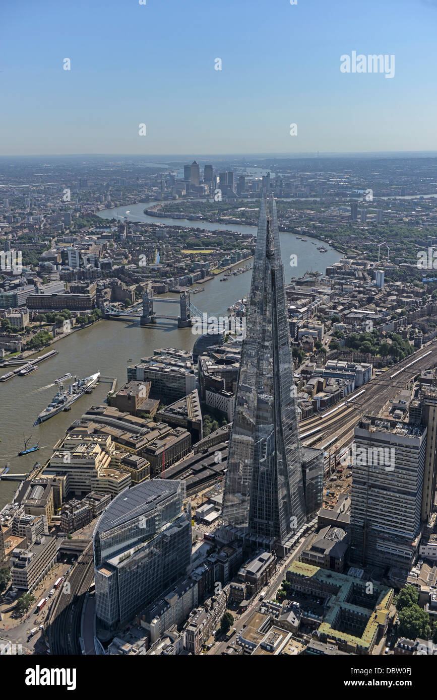 Photo aérienne de Londres à la recherche du tesson est le long de la Tamise avec le Tower Bridge et Canary Wharf Banque D'Images