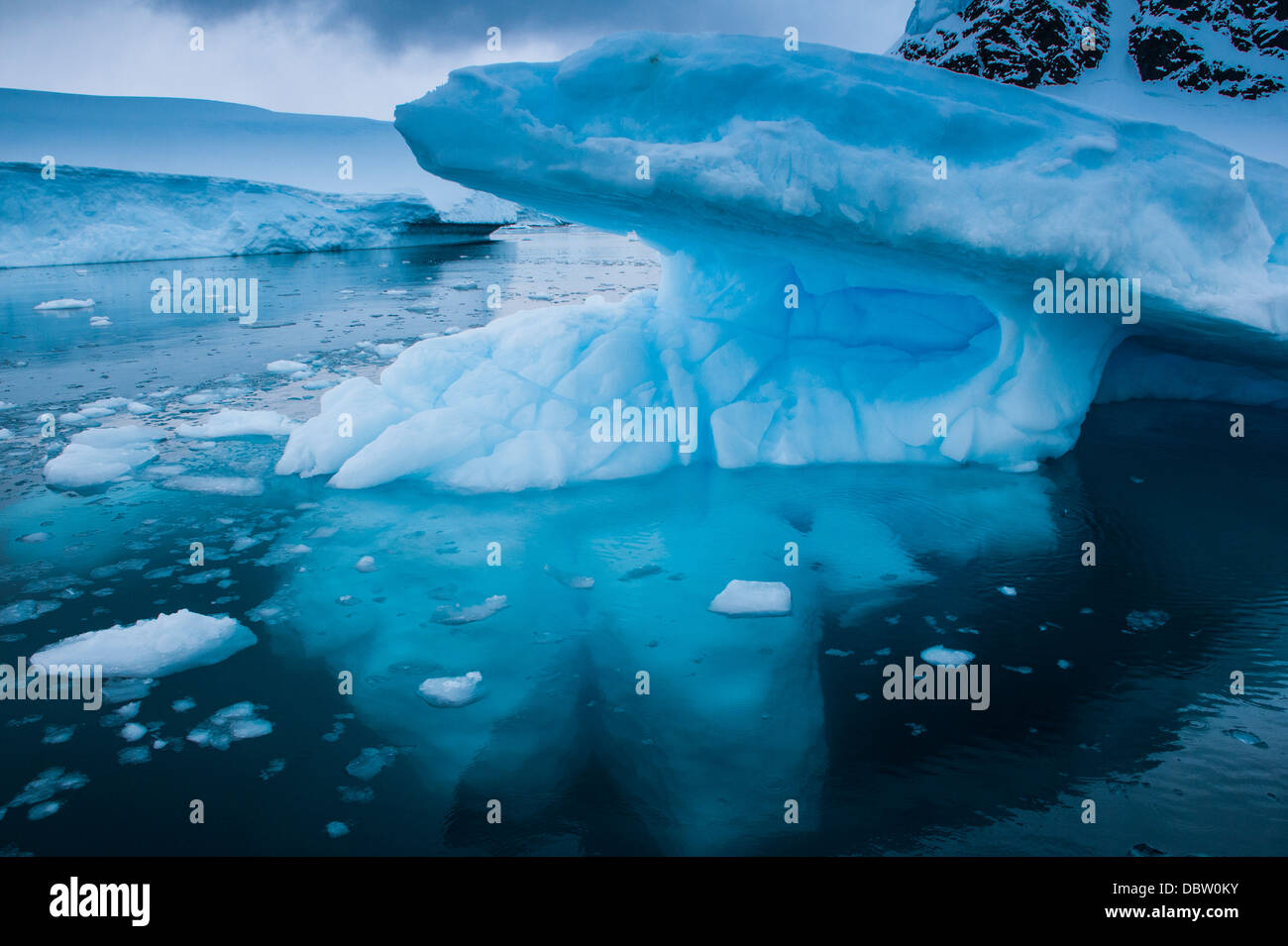 Immenses glaciers bleu brillant, Danco Island, l'Antarctique, régions polaires Banque D'Images