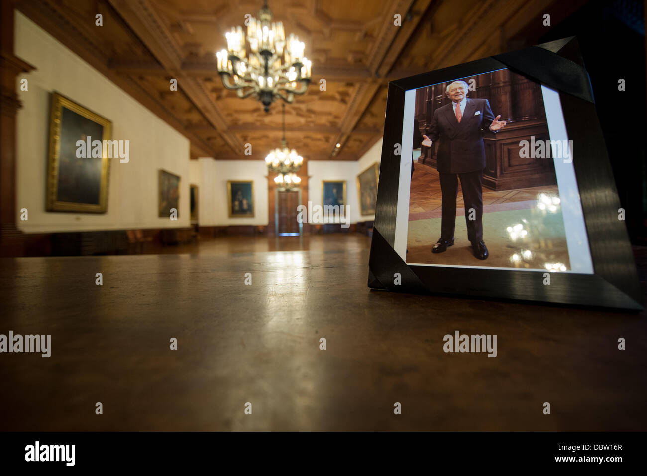 Une photo du défunt président de l'Alfried Krupp von Bohlen und Halbach Foundation, Berthold Beitz, est mis en place à la Villa Huegel à Essen, Allemagne, 05 août 2013. Photo : ROLF VENNENBERND Banque D'Images