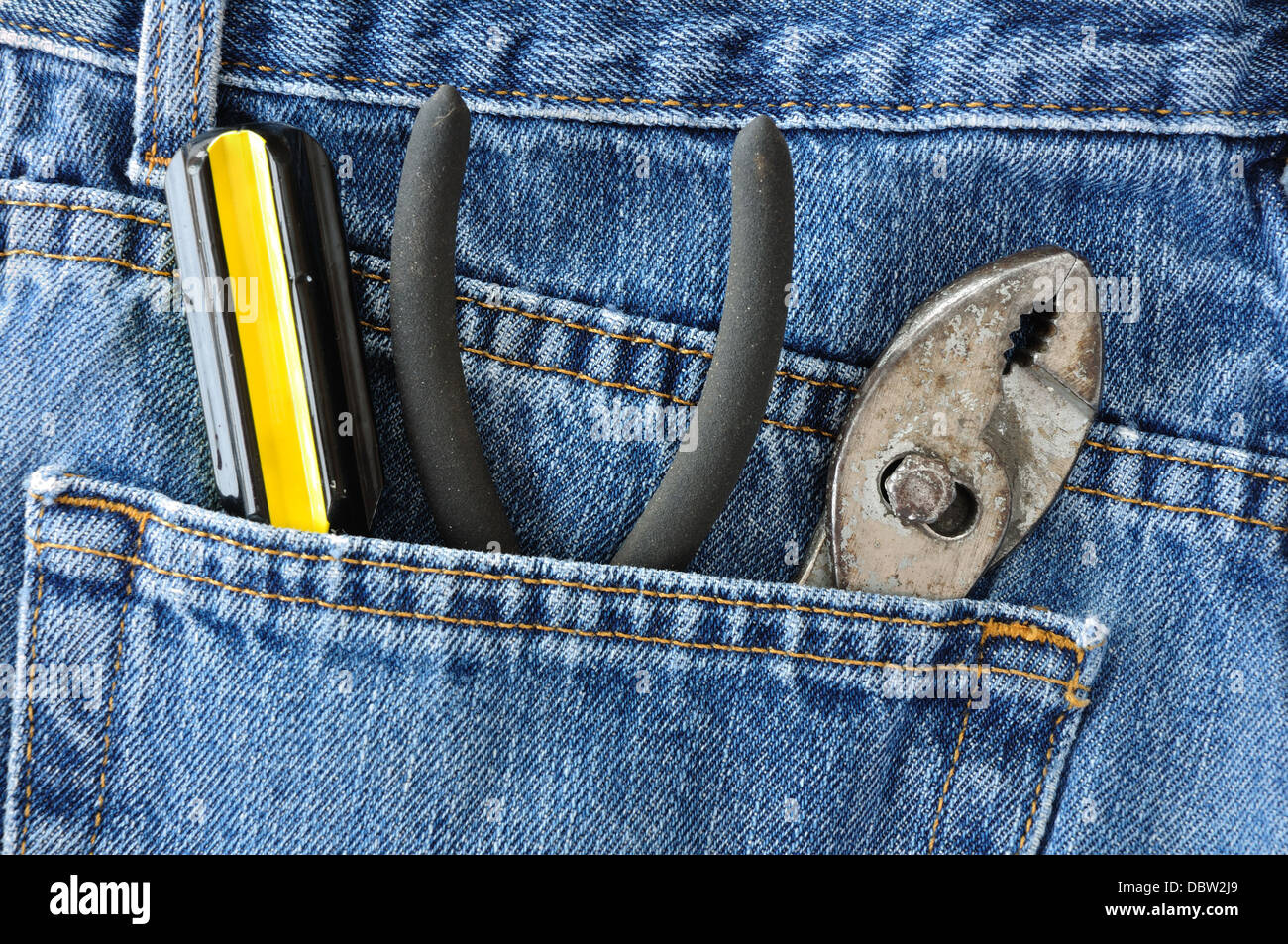 Outils à main dans une poche arrière, d'une paire de jeans en denim Banque D'Images