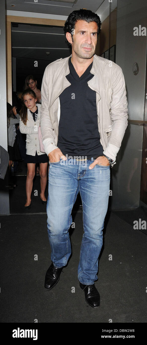 Luis Figo et sa femme Helen Svedin sont vu quitter le restaurant Nobu Londres, Angleterre - crédit obligatoire : WENN.com 24.08.11 Banque D'Images