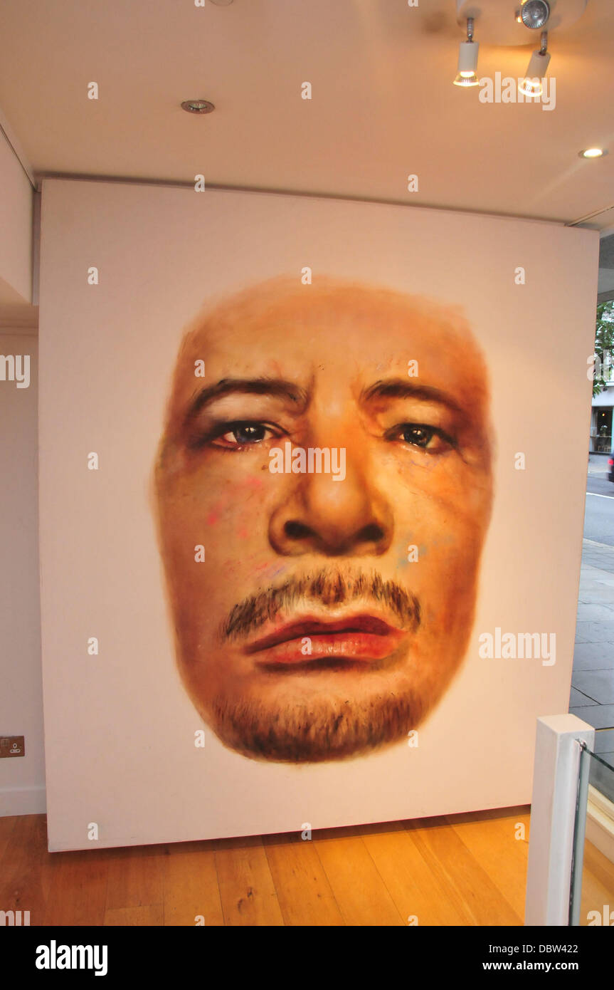 Johan Andersson dans son Portrait de Mouammar Kadhafi - vernissage Londres, Angleterre - 25.08.11 Banque D'Images