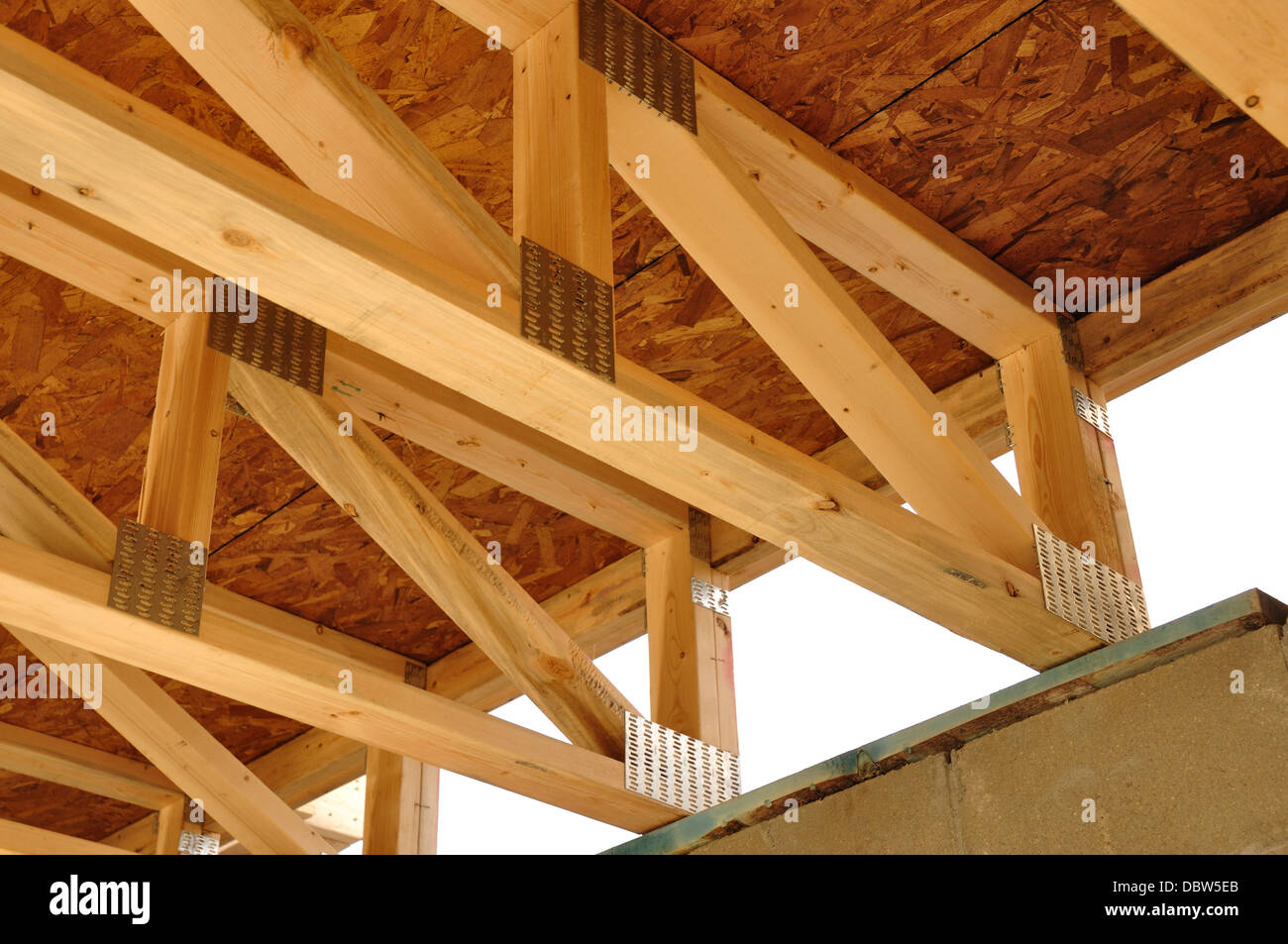 Solives de plafond / plancher / fermes dans une nouvelle maison en construction Banque D'Images