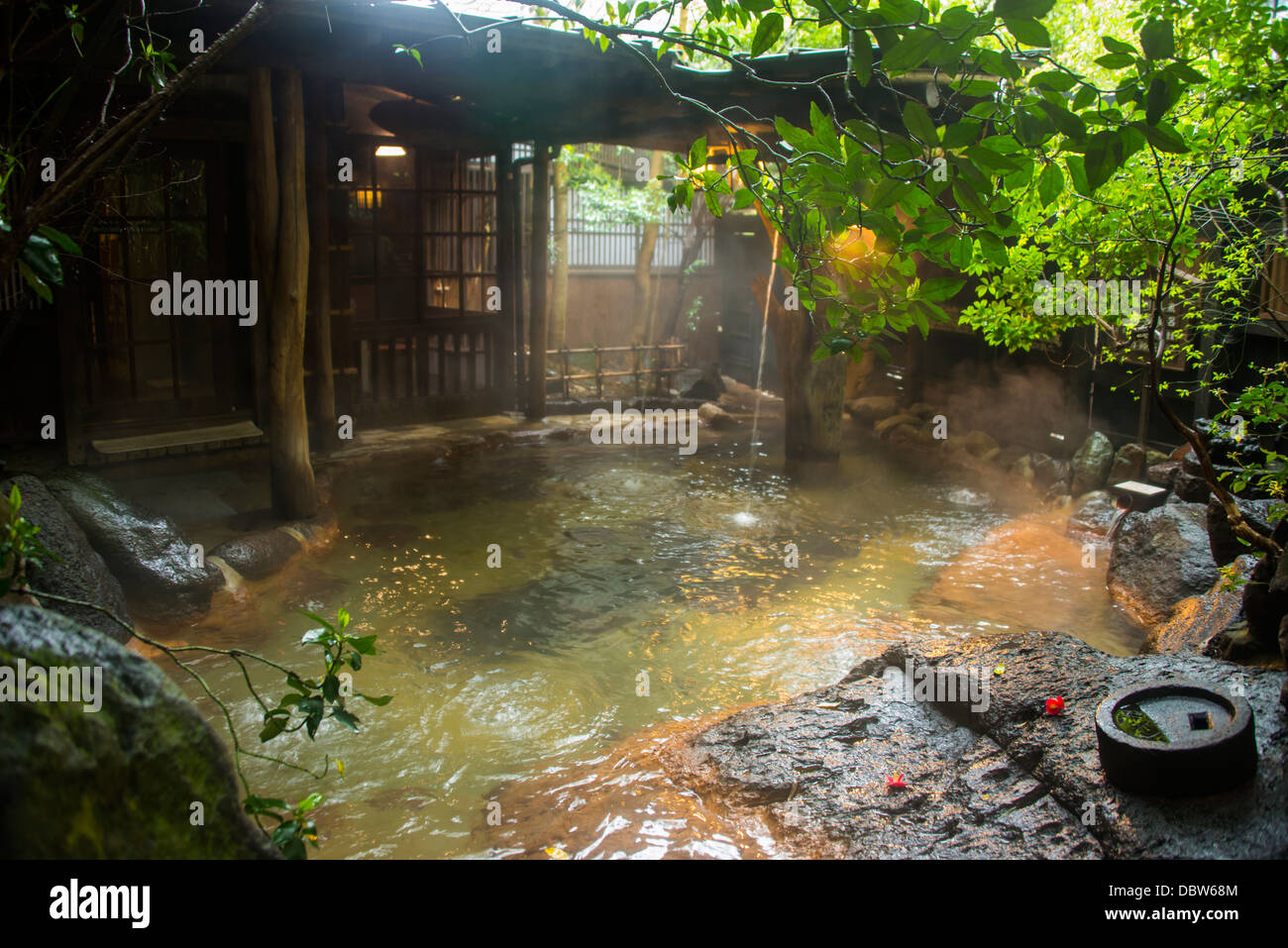 Dans la piscine chaude Kurokawa onsen, spa public, Kyushu, au Japon, en Asie Banque D'Images