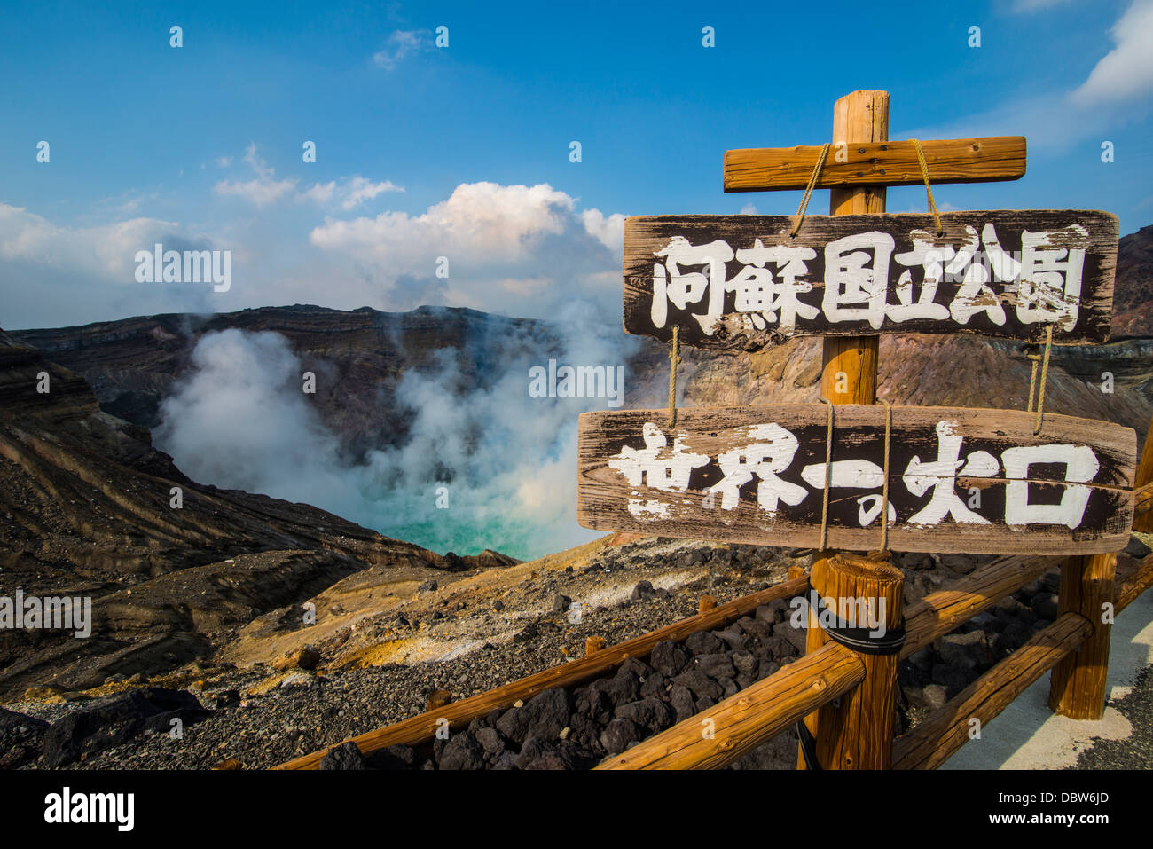 Panneau d'avertissement japonais sur le bord du cratère du Mont Naka volcan actif, le Mont Aso, Kyushu, au Japon, en Asie Banque D'Images
