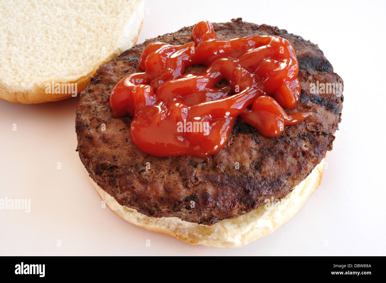 Hamburger grillé avec sauce tomate / Ketchup / Ketchup sur un petit pain / bap Banque D'Images