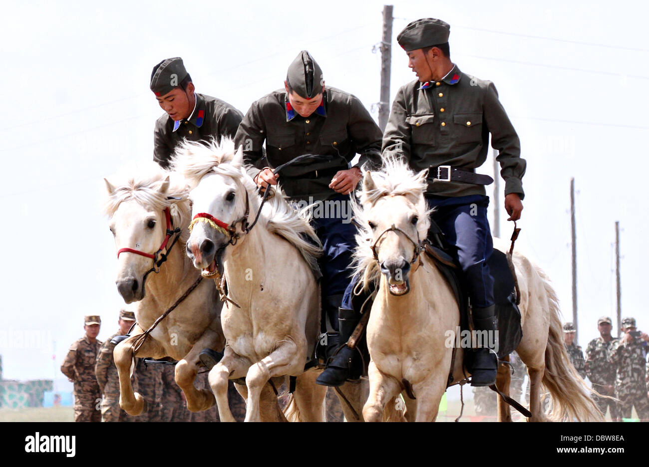 Les membres des Forces armées mongoles 234 unité de cavalerie faire une démonstration de leur circonscription au cours de la cérémonie d'ouverture de l'exercice Khaan Quest le 3 août 2013 dans cinq Hills Domaine de formation, la Mongolie. Banque D'Images