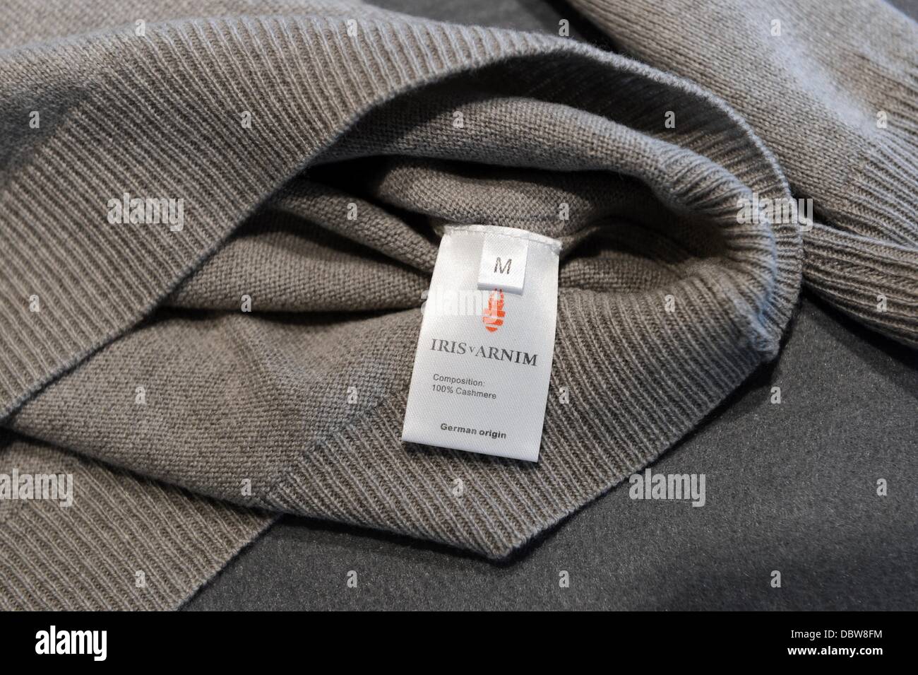 Origine' est écrit sur l'étiquette d'un pull en cachemire par le designer  Iris von Arnim à l'Iris von Arnim flagship store à Kampen sur l'île de  Sylt, Allemagne, 27 juillet 2013. Photo :