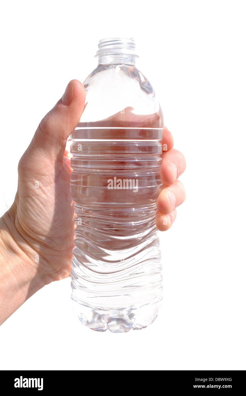 Main tenant une bouteille d'eau isolé sur blanc Banque D'Images
