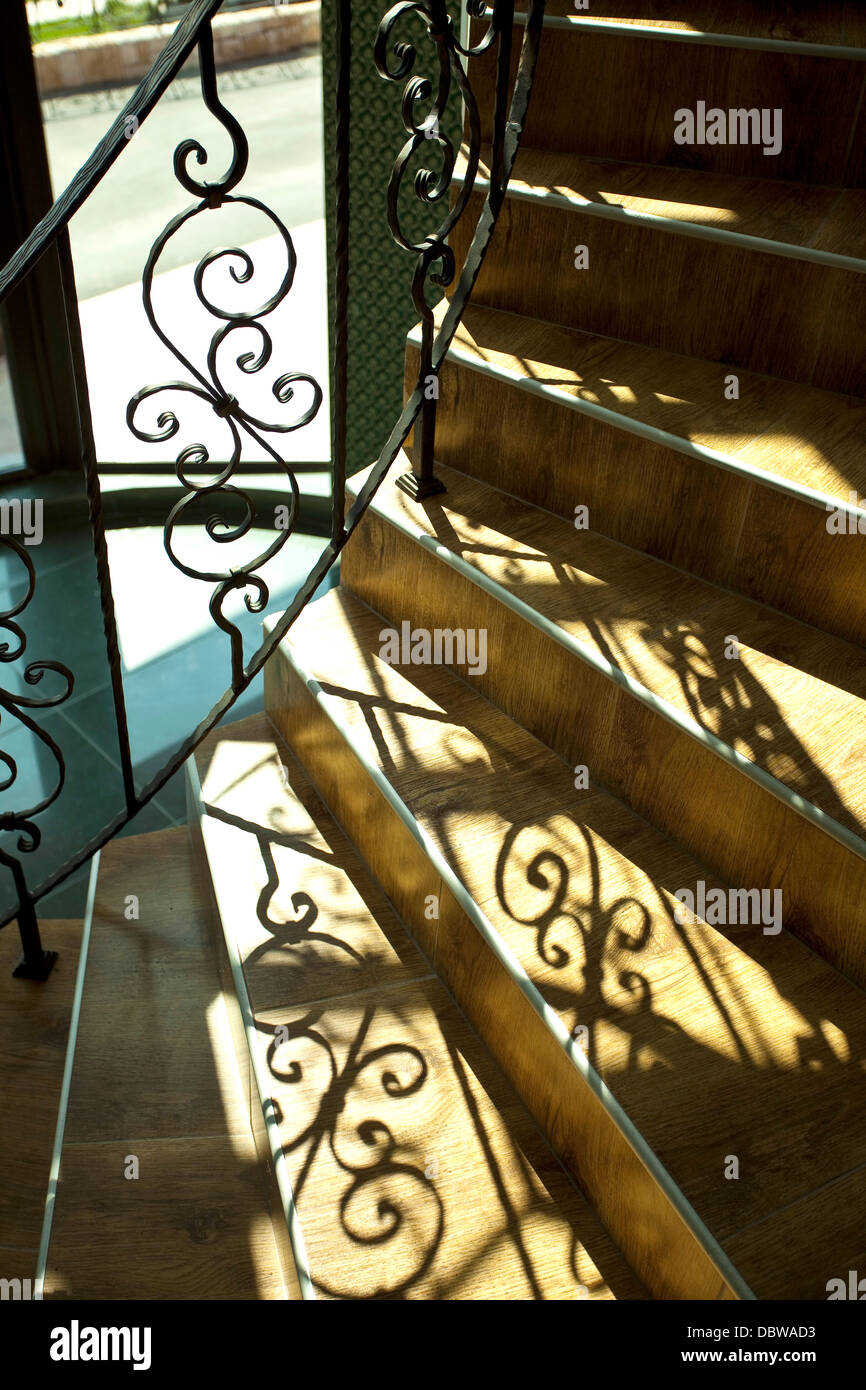 Escalier avec balustrade en fer forgé Banque D'Images