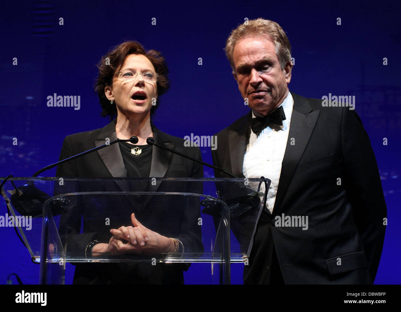 Annette Bening et Warren Beatty 2011 Eagle & Badge Foundation gala tenu à l'hôtel JW Marriott Los Angeles à Los Angeles. Vivre - à l'intérieur de Los Angeles, Californie - 30.08.11 Banque D'Images