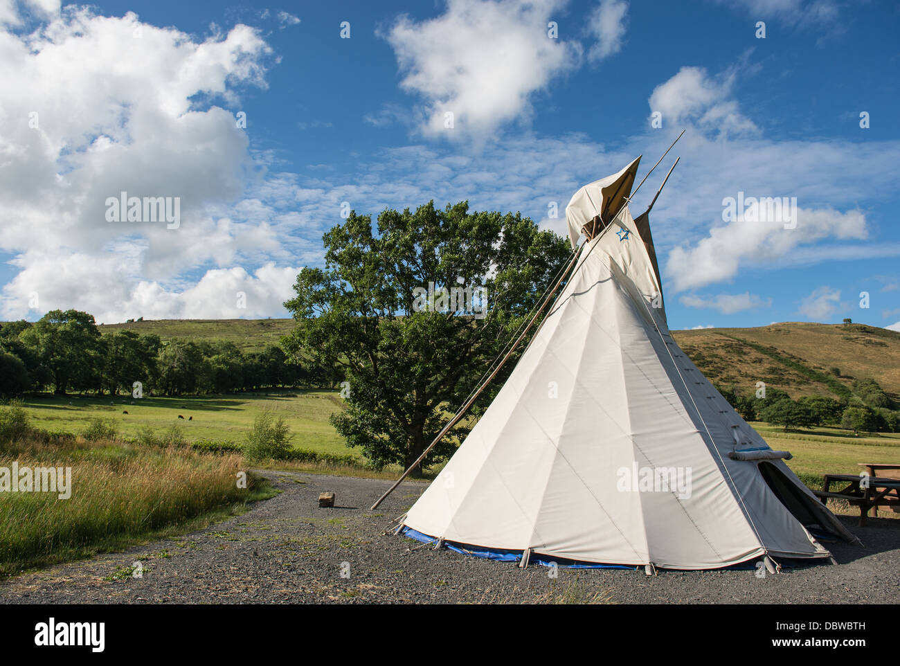 Tepee (tipi) sur un autre site du camp au milieu du Pays de Galles. Banque D'Images