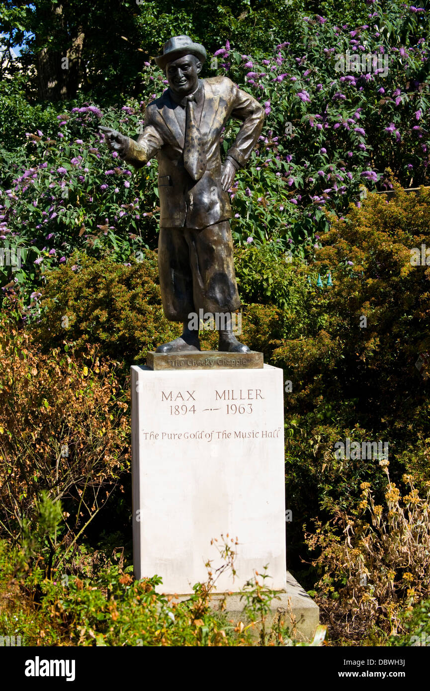 Statue de music hall humoriste Max Miller en parc public à Brighton East Sussex England UK Banque D'Images