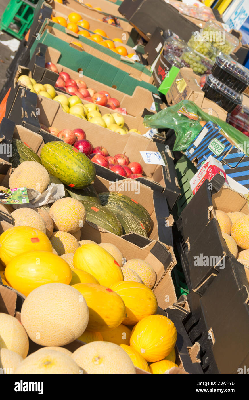 Les Melons (Galia, de miellat et de pastèque types) et d'autres fruits sont vendus en vrac à l'extérieur du magasin d'alimentation, Faisal Bolton. Banque D'Images