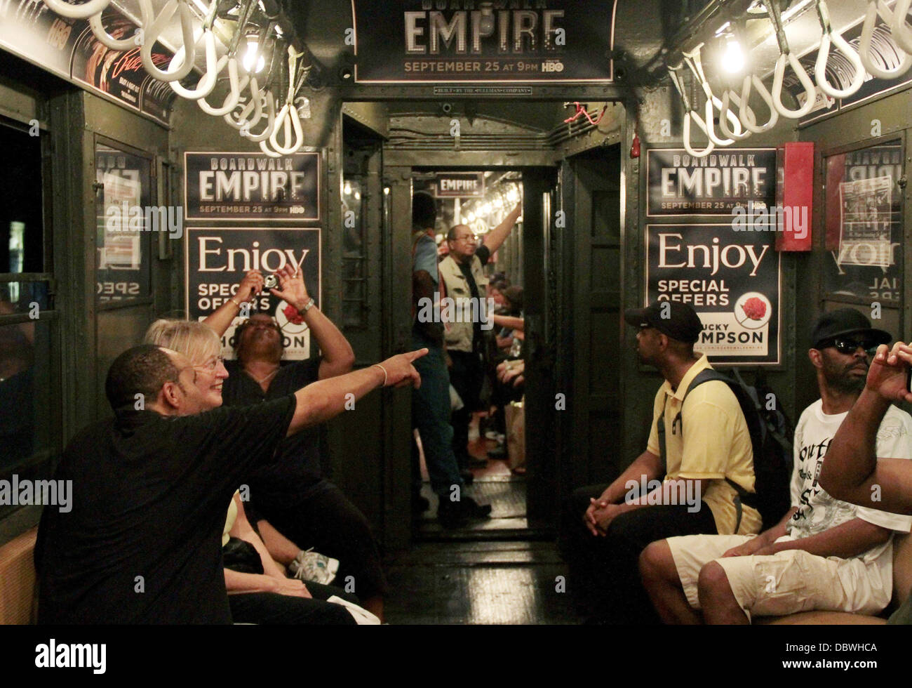 Une atmosphère vintage 1917 Subway train est utilisé pour promouvoir la nouvelle saison de Boardwalk Empire, qui premières aux États-Unis le 25 septembre 2011 sur HBO. Le train circule entre le New York Times Square à 96 Rue sur le système de métro de New York City, USA - 0 Banque D'Images