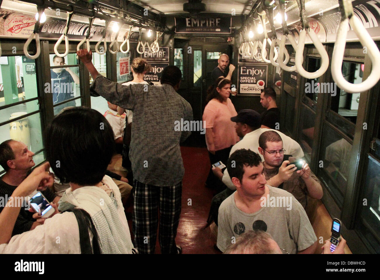 Une atmosphère vintage 1917 Subway train est utilisé pour promouvoir la nouvelle saison de Boardwalk Empire, qui premières aux États-Unis le 25 septembre 2011 sur HBO. Le train circule entre le New York Times Square à 96 Rue sur le système de métro de New York City, USA - 0 Banque D'Images