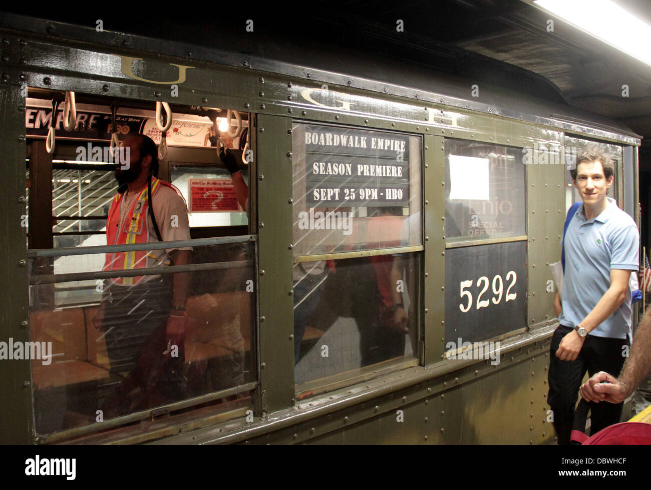 Une atmosphère vintage 1917 Subway train est utilisé pour promouvoir la nouvelle saison de Boardwalk Empire, qui premières aux États-Unis le 25 septembre 2011 sur HBO. Le train circule entre le New York Times Square à 96 Rue sur le système de métro de New York City, USA - 0 Banque D'Images