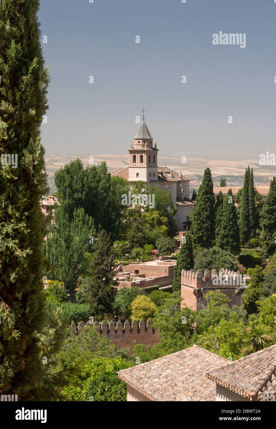 L'église de l'Alhambra, vue de la "Generalife", Granada, Espagne. Banque D'Images