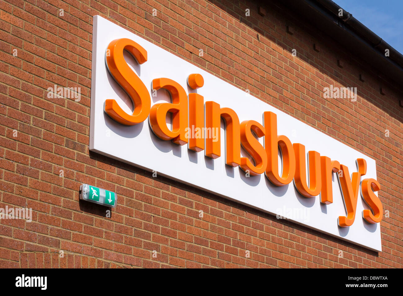 -Supermarché Sainsbury's giants signe sur l'avant d'un supermarché moderne. Banque D'Images