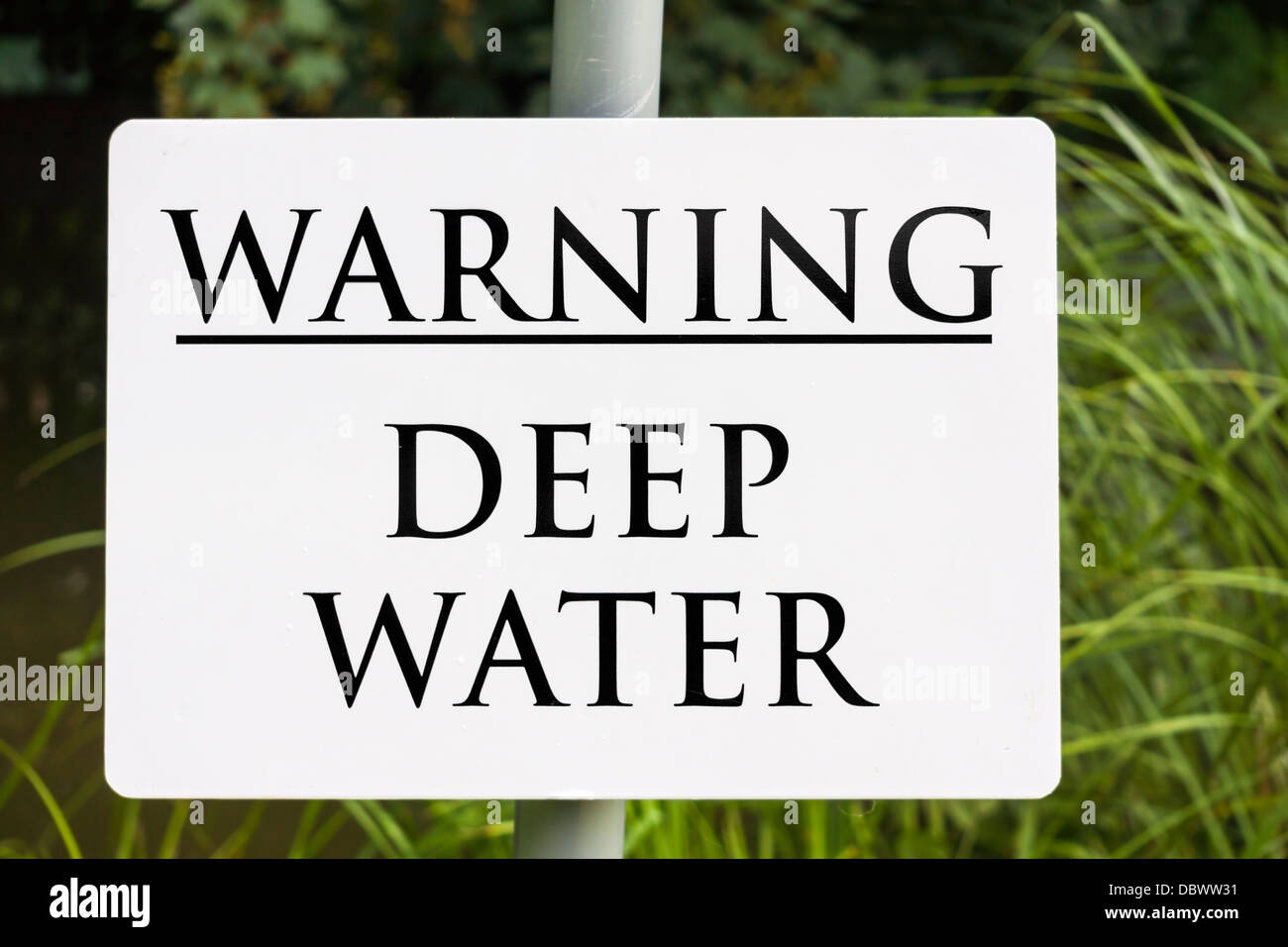 Un panneau Danger de l'eau profonde contre un fond diffus. Banque D'Images