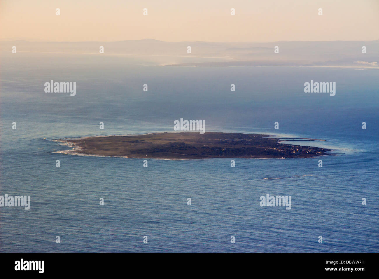 Le point de vue de l'île de Robben Island à partir du haut de la Montagne de la table au coucher du soleil Banque D'Images